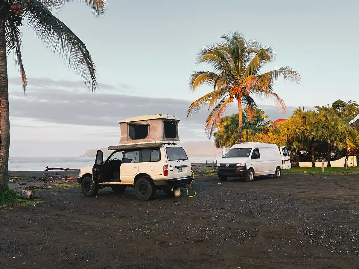 Tienda de campaña en la azotea vs. Campervan